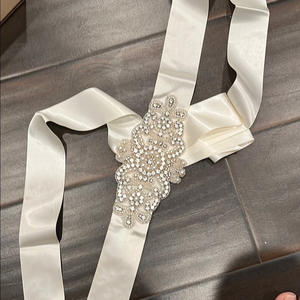 Elegant Cream Beaded Women's Belt - Picture 2 of 2